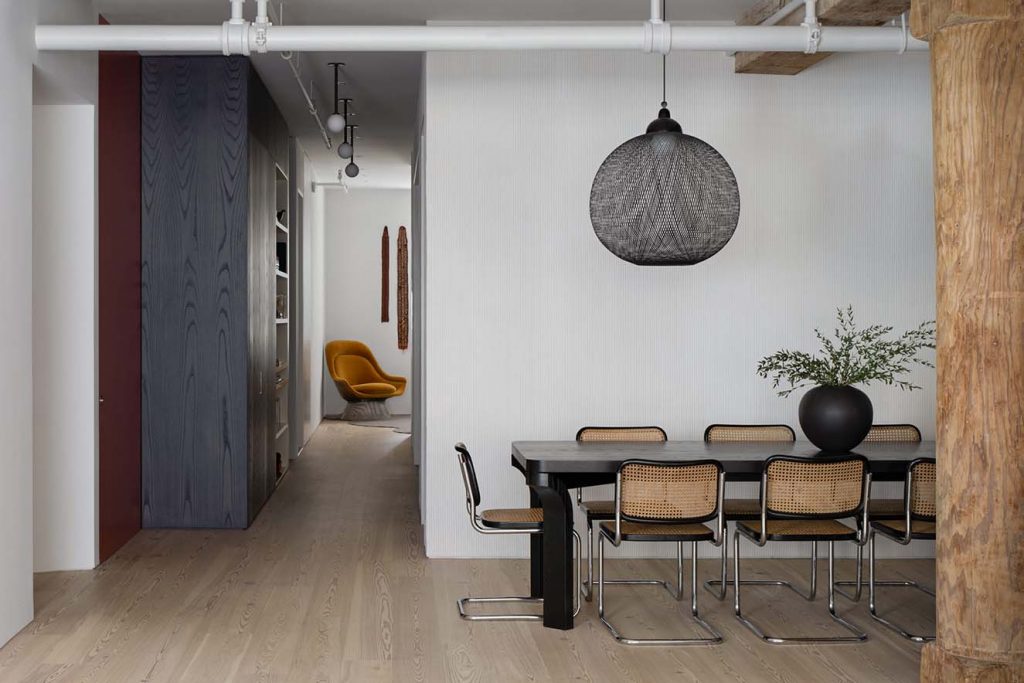 Para el comedor, un espacio con fuertes líneas arquitectónicas, se escogió la mesa negra lacada Relevé de los diseñadores estadounidenses emergentes Vonnegut / Kraft y las sillas vintage Cesca diseño de Marcel Breuer en 1928. Fotografía: Eric Petschek, cortesía Worrel Yeung.
