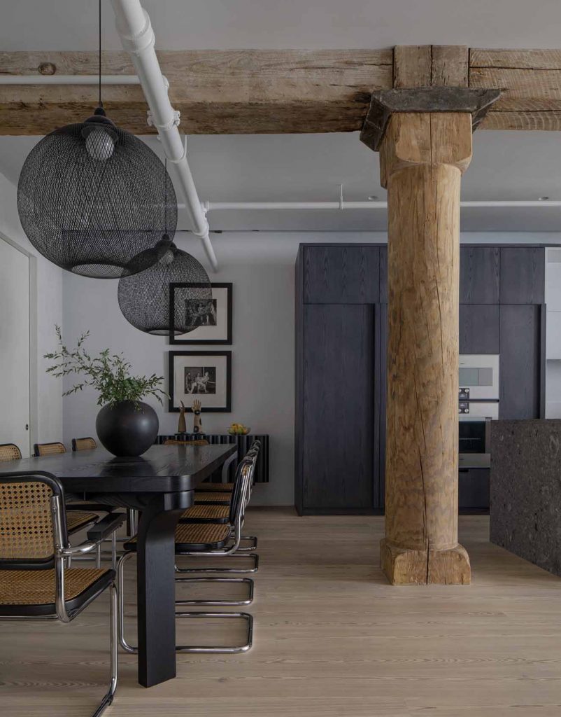 En el comedor, las lámparas suspendidas son las Non Random, de Moooi. Fotografía: Eric Petschek, cortesía Worrel Yeung. 