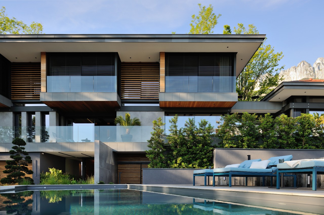 Casa Akila fachada y piscina © Studio Erick Saillet.