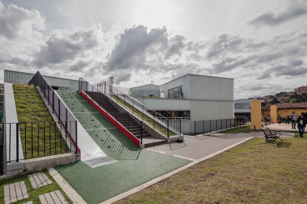 En las dos alas de la nueva construcción se diseñaron rodaderos y zonas de escalada. elementos  lúdicos que conforman la arquitectura. Fotografía: Alejandro Arango. Cortesía: EEM.