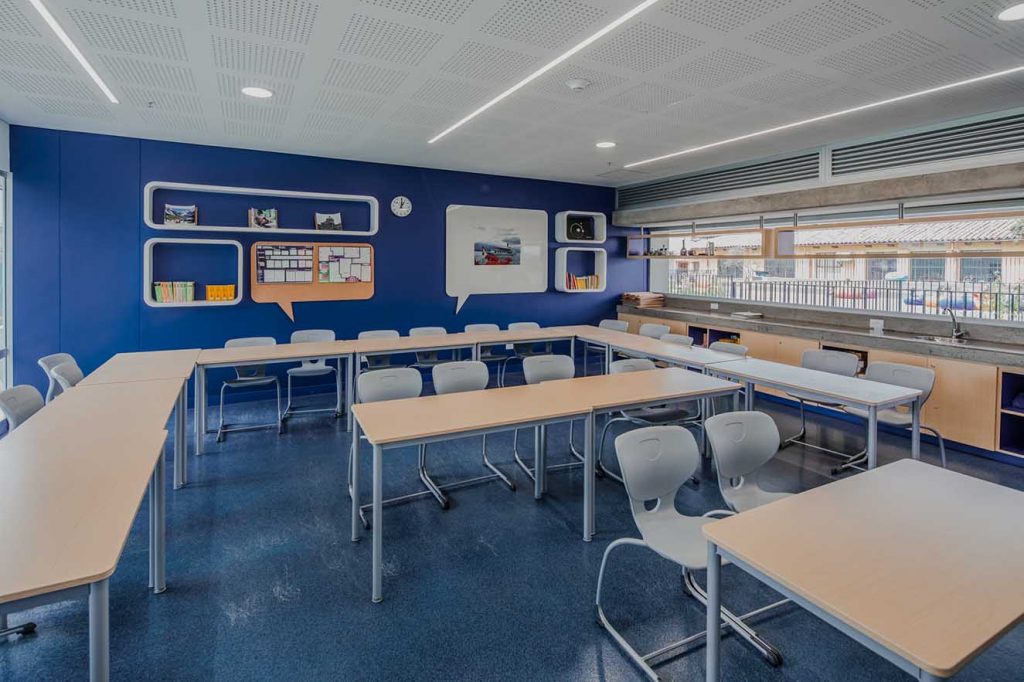 El diseño de las aulas responde al concepto de aprender divirtiéndose. El color juega un papel fundamental en los salones de clase. Fotografía: Alejandro Arango. Cortesía: EEM.