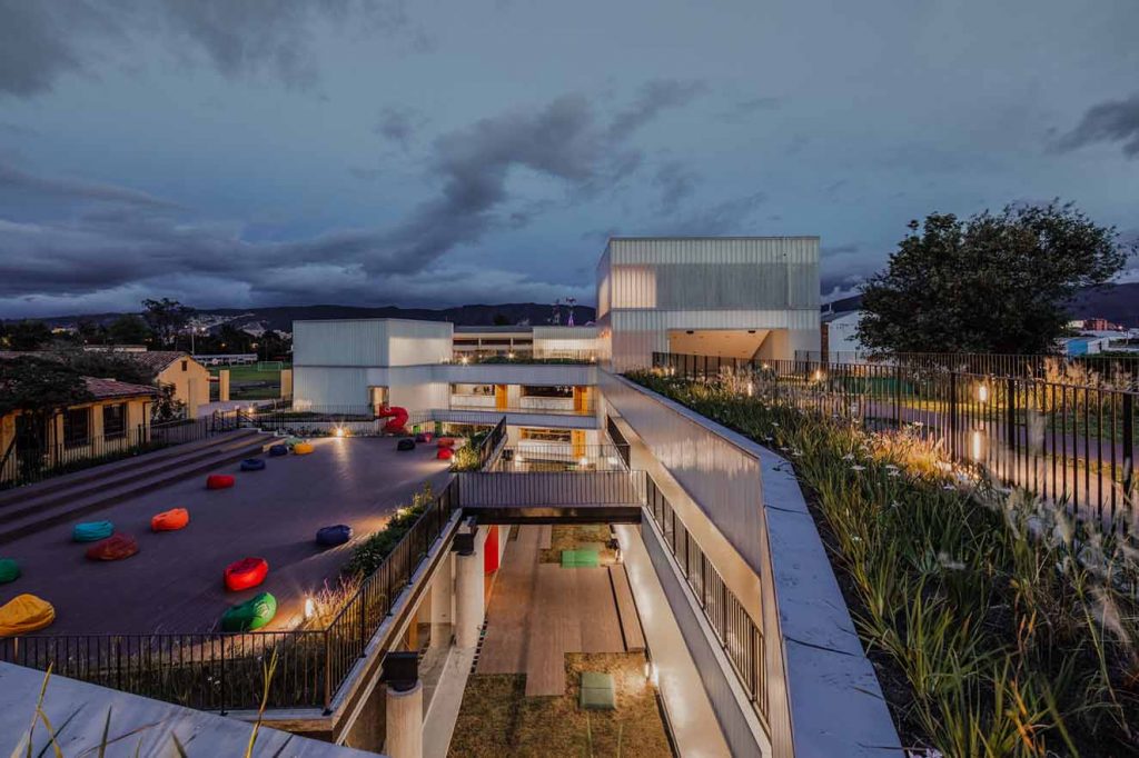 Colegio Helvetia. A la izquierda se aprecia la cubierta del Centro de Investigación, edificio construido en el año 2000; a la derecha al fondo se observa la nueva etapa del colegio con cuatro niveles. El paisajismo es de la firma Paisaje Urbano Fotografía: Alejando Arango. Cortesía: EEM.