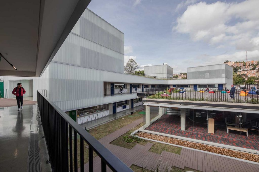 La nueva construcción y el Centro de Investigación se relacionan en el nivel inferior a través del ‘patio inglés’. Fotografía: Alejandro Arango. Cortesía: EEM.