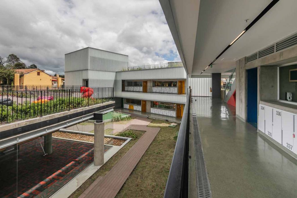 Los pisos interiores tiene pintura Epoxi, y son de la firma Induworke; los pisos exteriores son de Atmosferas. Fotografía: Alejandro Arango. Cortesía: EEM.