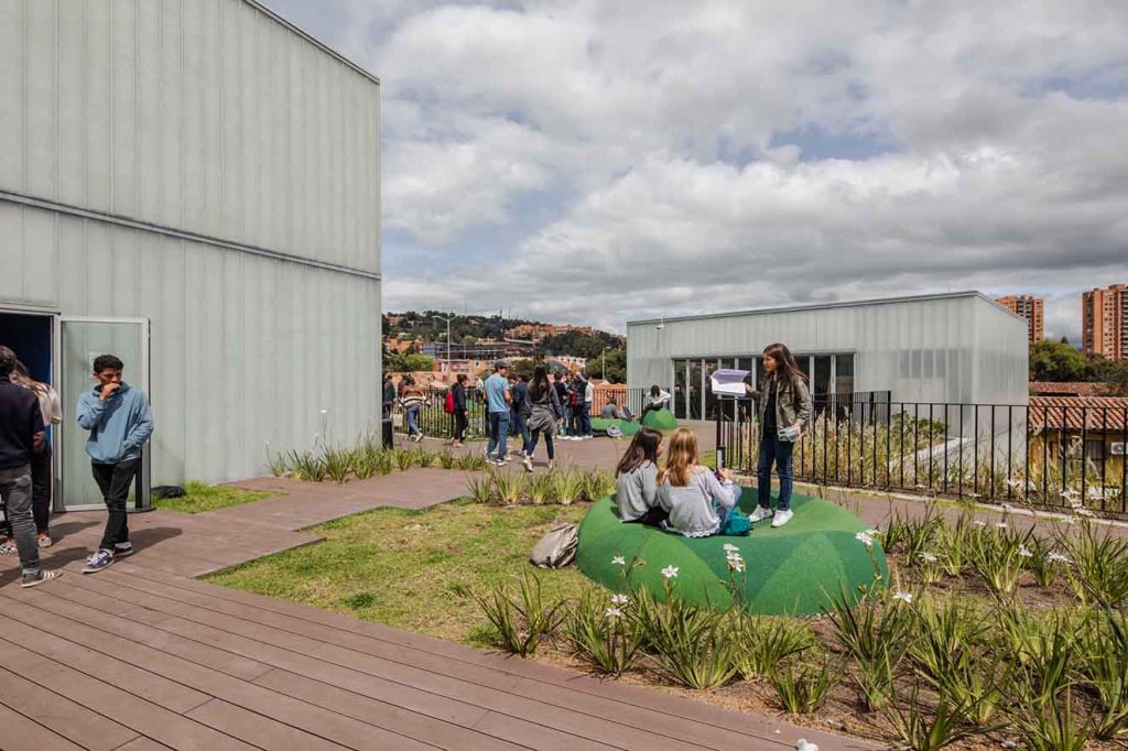 La fachada en vidrio acanalado es un elemento muy importante en el proyecto, la cual se conjuga con muros sólidos de concreto, pisos duros con baja refracción lumínica y un área total de cubiertas verdes ajardinadas. Fotografía: Alejandro Arango. Cortesía: EEM.