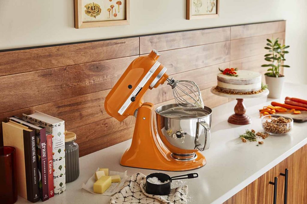El color Honey de la batidora Artisan de KitchenAid es un recordatorio de que juntos podemos fortalecer nuestras comunidades, fomentar la armonía y permitir que la dulzura de la humanidad tome su lugar. Fotografía: cortesía..