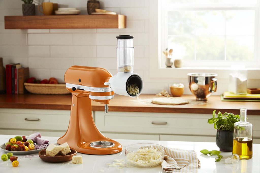La batidora Artisan de KitchenAid color Honey hace referencia a Los tonos cálidos con un trasfondo dorado y anaranjado, irradia positividad y calidez. Fotografía: cortesía.