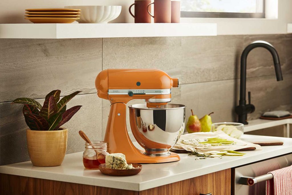 KitchenAid comenzó en 1955 con su primer producto a color. En el 2021 lanza el cálido color Honey en su batidora Artisan. Fotografía: cortesía.
