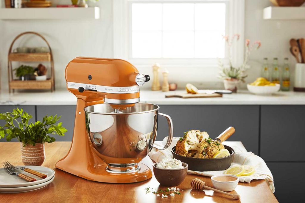 En un mundo donde lo digital nos desborda, al reunirnos a cocinar, la conexión humana real se restablece. Batidora Artisan de KitchenAid, color Honey. Fotografía: cortesía.
