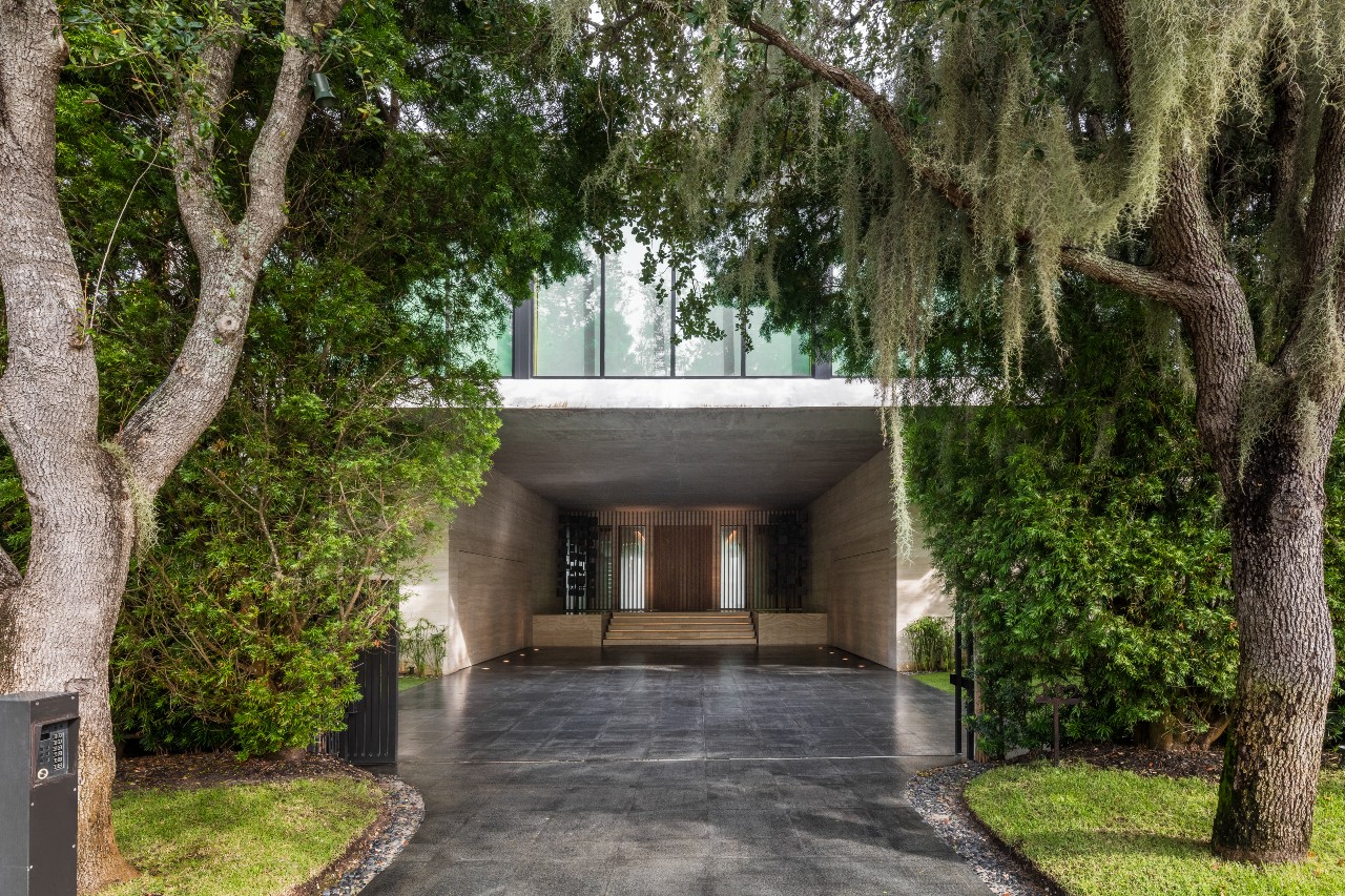 Acceso a la casa Modernismo subtropical