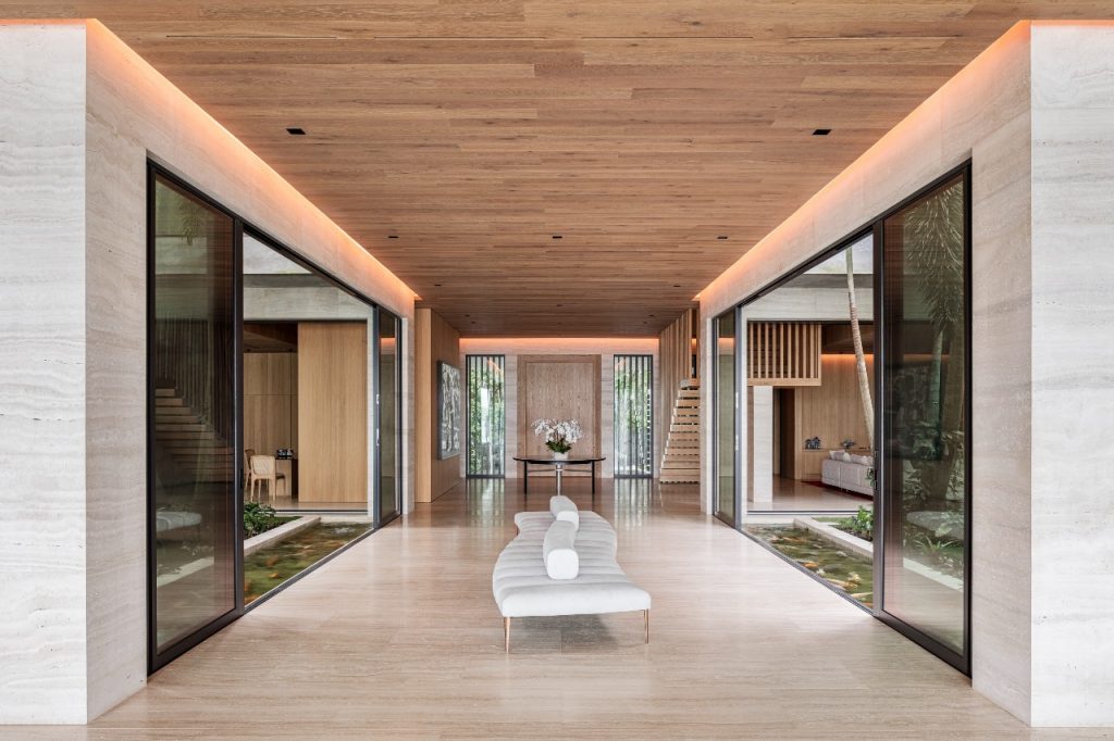 Hall de entrada a la casa Modernismo Subtropical