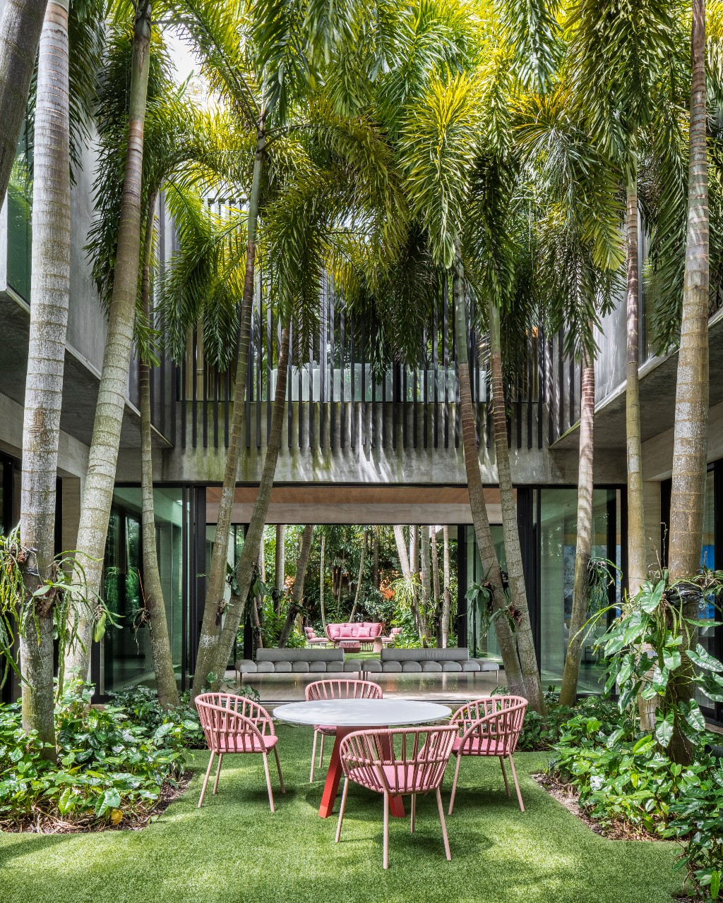 Comedor patio interior Modernismo Subtropical