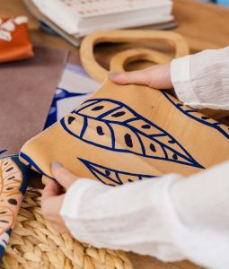 La colección presenta patrones inspirados en la naturaleza y en la cultura rupestre. Fotografía: cortesia Lafayette.