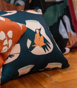 Telas estampados artesanales y pintura rupestre para la decoración e interiorismo del hogar. Fotografía: cortesia Lafayette.