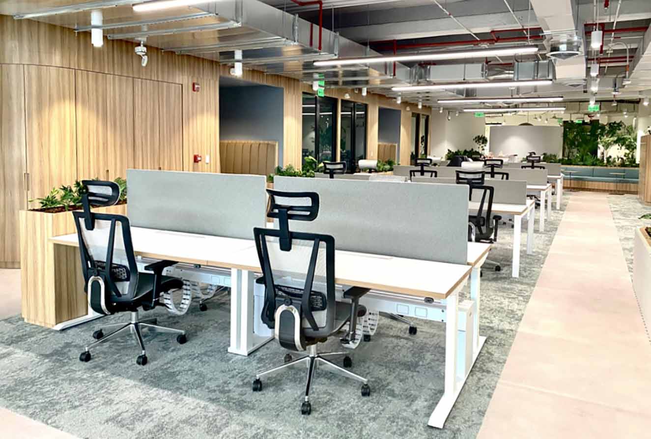 250 empleados tienen acceso a estos espacios. Sin embargo, teniendo en cuenta el modelo híbrido adoptado, el espacio ofrece 63 puestos de trabajo individual y promueve espacios de trabajo colaborativo. Desde su inauguración, en promedio asisten 70 empleados diariamente. Fotografía: cortesía AstraZeneca