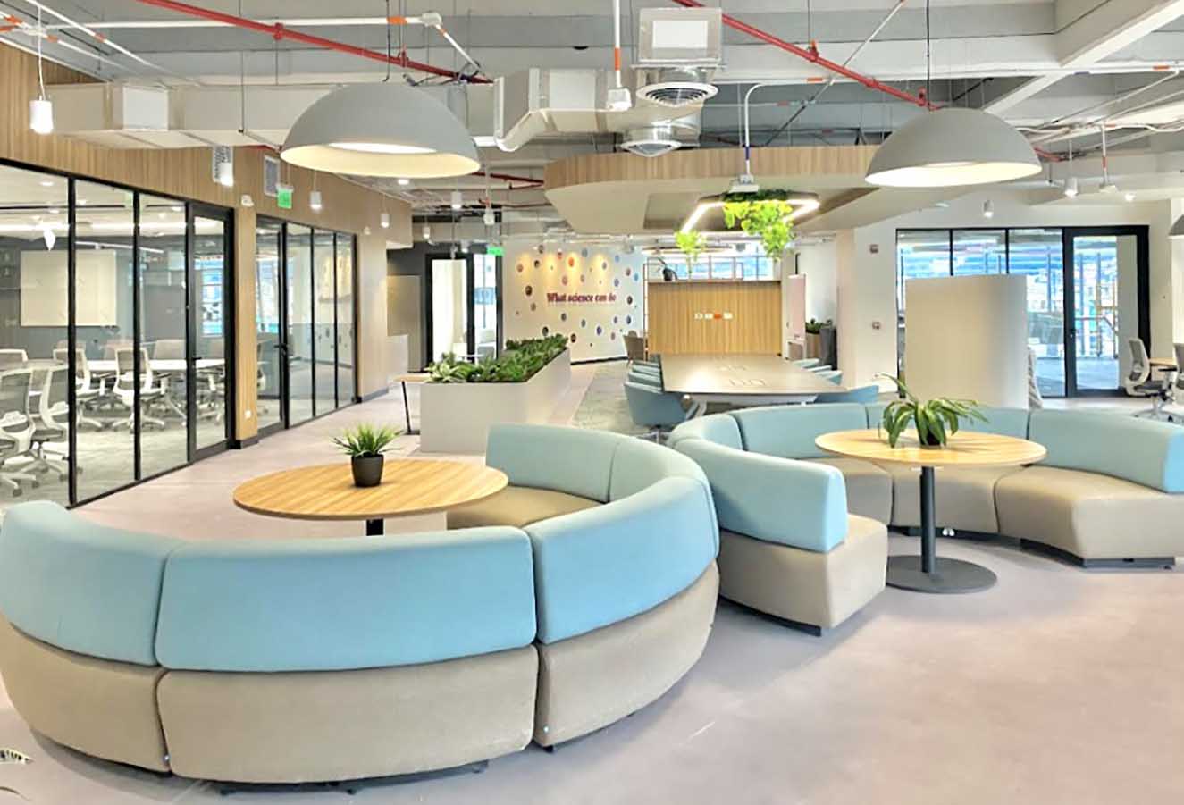 No existe jerarquía en los puestos de trabajo; cualquier persona puede ubicarse en el puesto individual o compartido que desee. Para el caso de las salas cerradas, deben reservarlas previamente a través de su intranet o de la pantalla táctil a la entrada del espacio. Esto fortalece la cultura organizacional abierta y flexible. Fotografía: cortesía AstraZeneca.