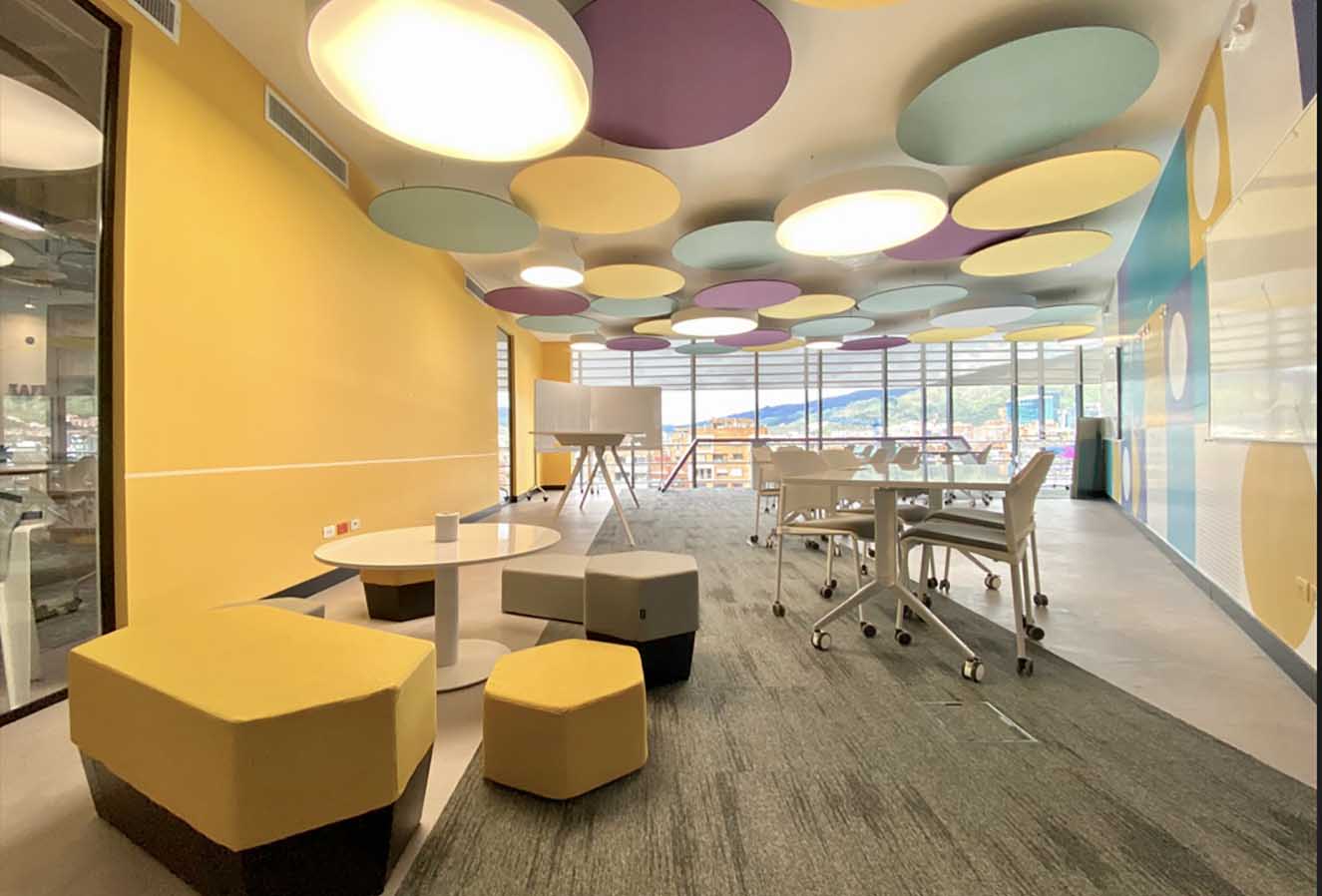 Sala de Innovación de las oficinas. Esta cuenta con pantallas táctiles, tableros, marcadores, piezas de Lego y otras herramientas que permitirán volar la creatividad. Fotografía: cortesía AstraZeneca.