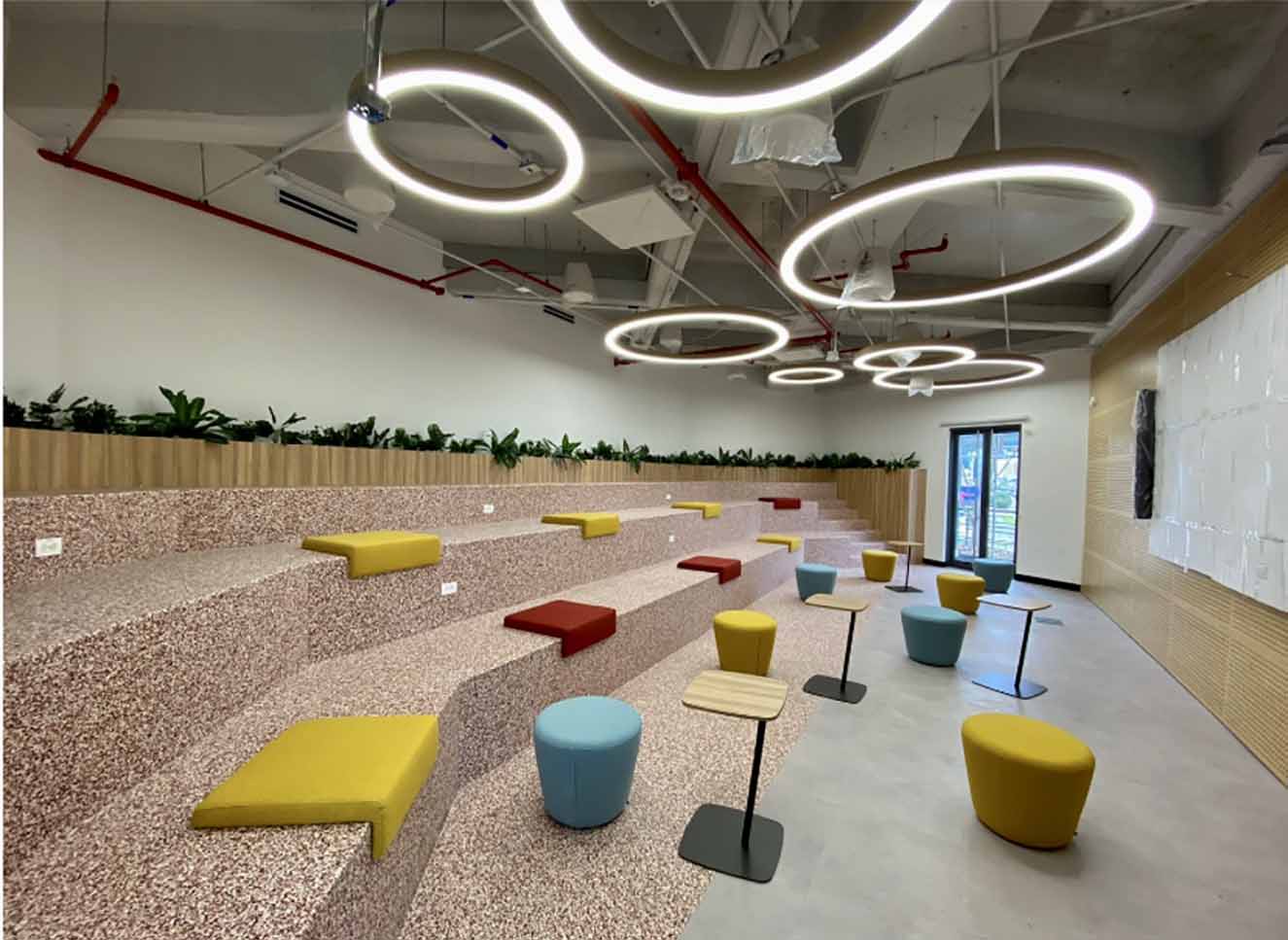 El auditorio cuenta con cámaras y micrófonos señalando al público y a la tarima, y puede albergar hasta a 70 personas. Adicionalmente, cuenta con una pequeña terraza con vista a la ciudad. Fotografía: cortesía AstraZeneca.