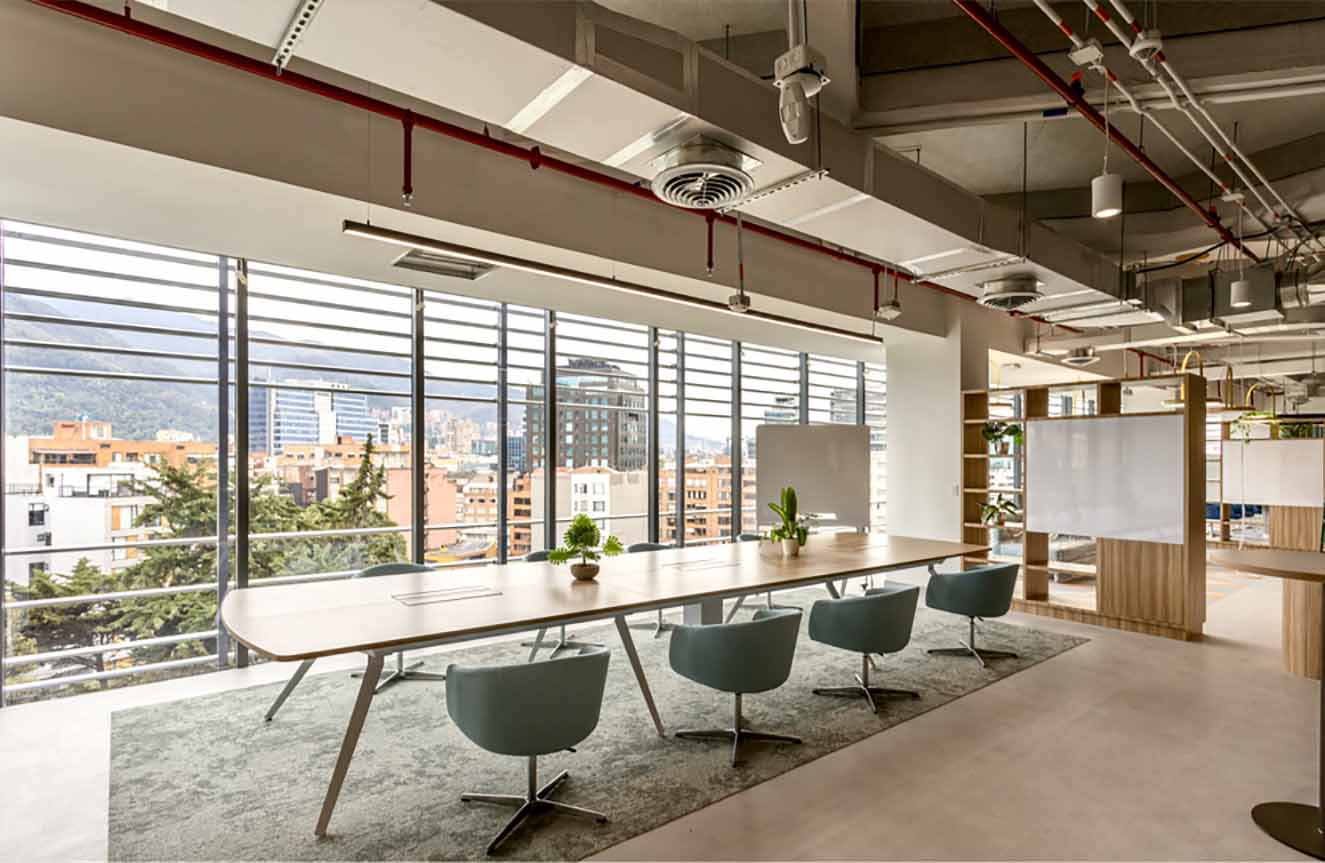 El mobiliario para las oficinas de AstraZeneca es de origen nacional, de las marcas Carvajal/Mepal y Muma. Fotografía: cortesía Astrazeneca.