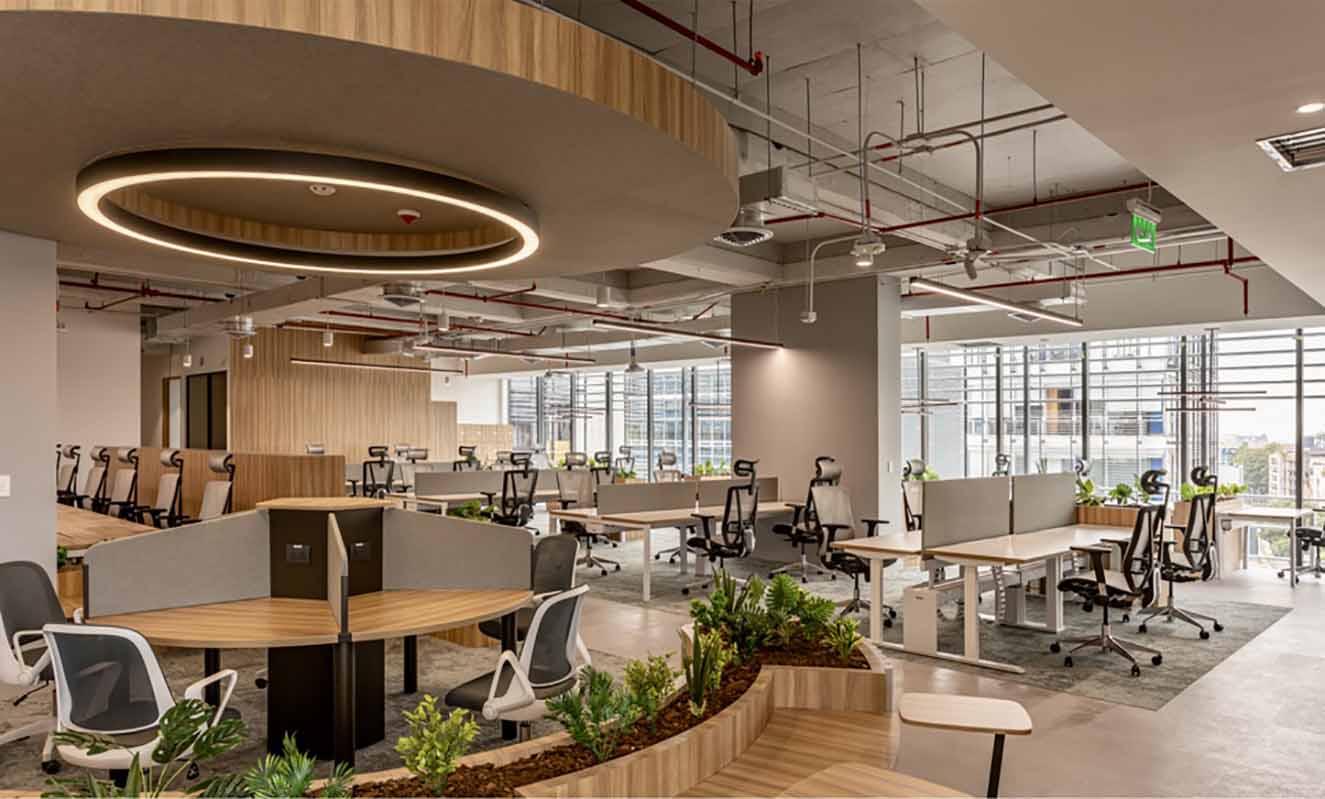 Materiales reciclables y sostenibles, como es el caso de la madera, se aprecian en los espacios de las oficinas de AstraZeneca en Bogotá. Fotografía: cortesía Astrazeneca.