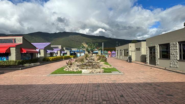 El espejo de agua en el patio central fue reemplazado por un parque infantil. Fotografía: cortesía Grimm´s.