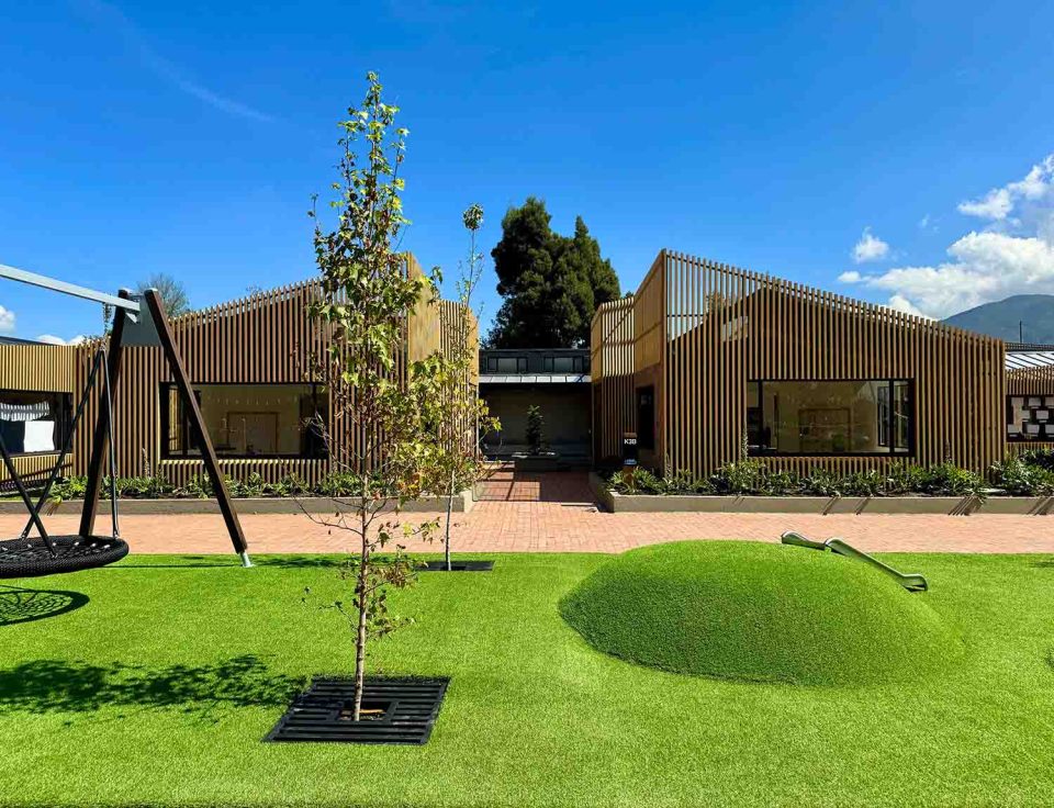 Las fachadas del renovado preescolar reproducen las siluetas de las montañas de la sabana de Bogotá. Fotografía: Yvonne Meyer.