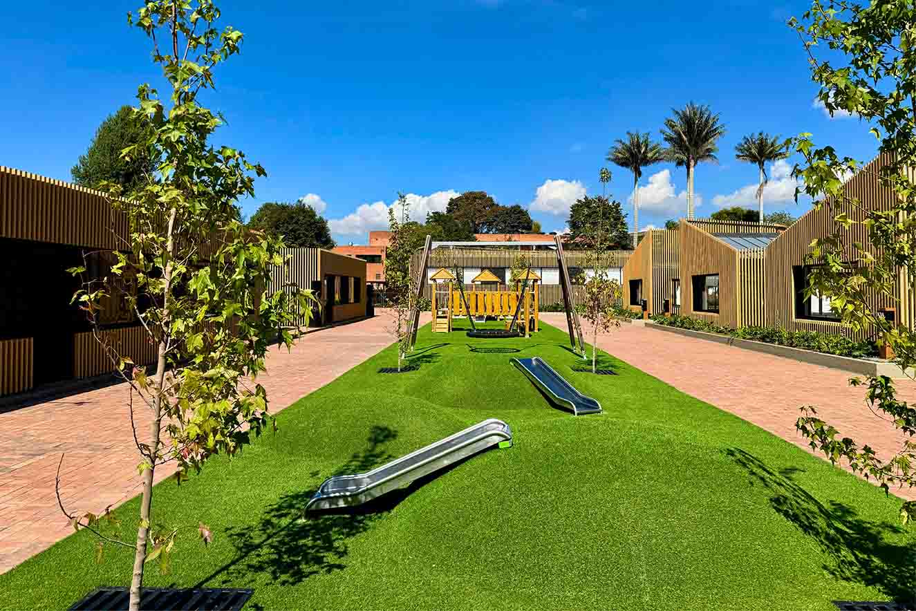 El anterior espejo de agua en el patio central se reemplazó por una zona de parque infantil en la que se instaló grama artificial. Fotografía: Yvonne Meyer.