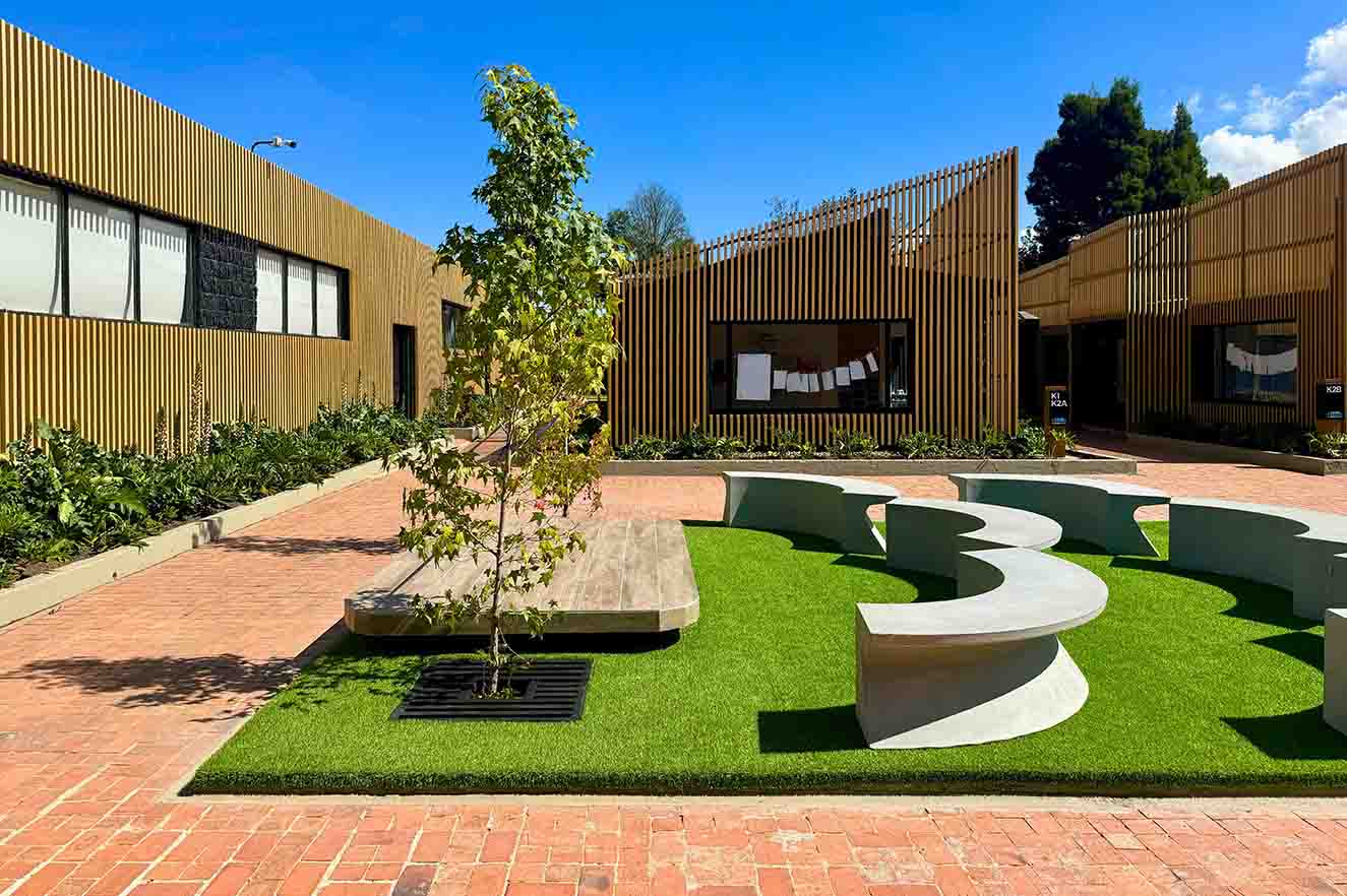 El nuevo parque remata en una zona para presentaciones. Se destacan las bancas curvas en concreto pulido. Fotografía: Yvonne Meyer.