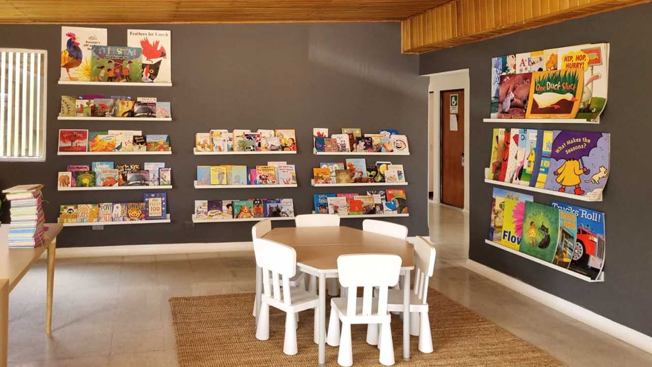 La biblioteca también la interviene San Miguel Arquitectos. Se escoje una paleta de colores escandinavo, como los grises, tonos madera y blancos. El color lo dan los libros. Fotografía: cortesía Preescolar Grimm´s.