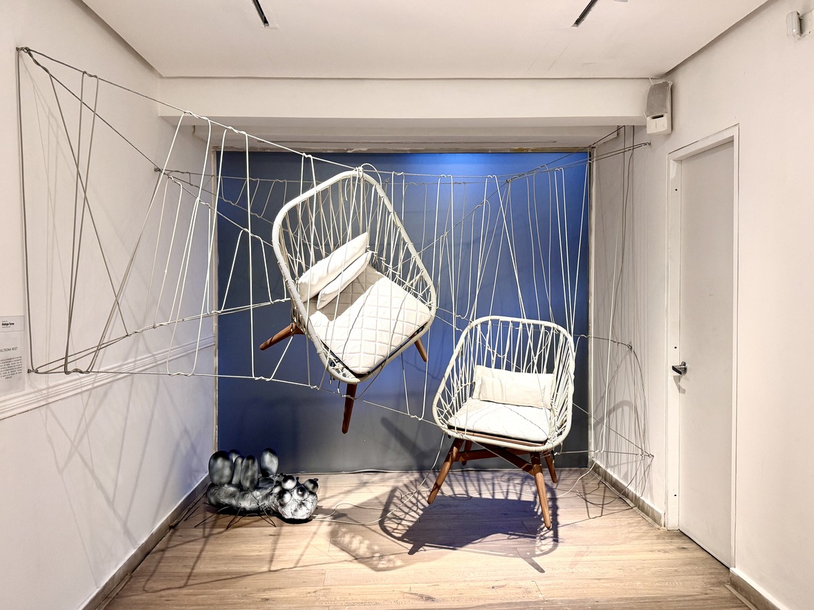 Silla creada por el diseñador Rodrigo Torres para Zientte. Sobre el piso, obra Araña de Daniel Nyström. Fotografía: Y. Meyer.