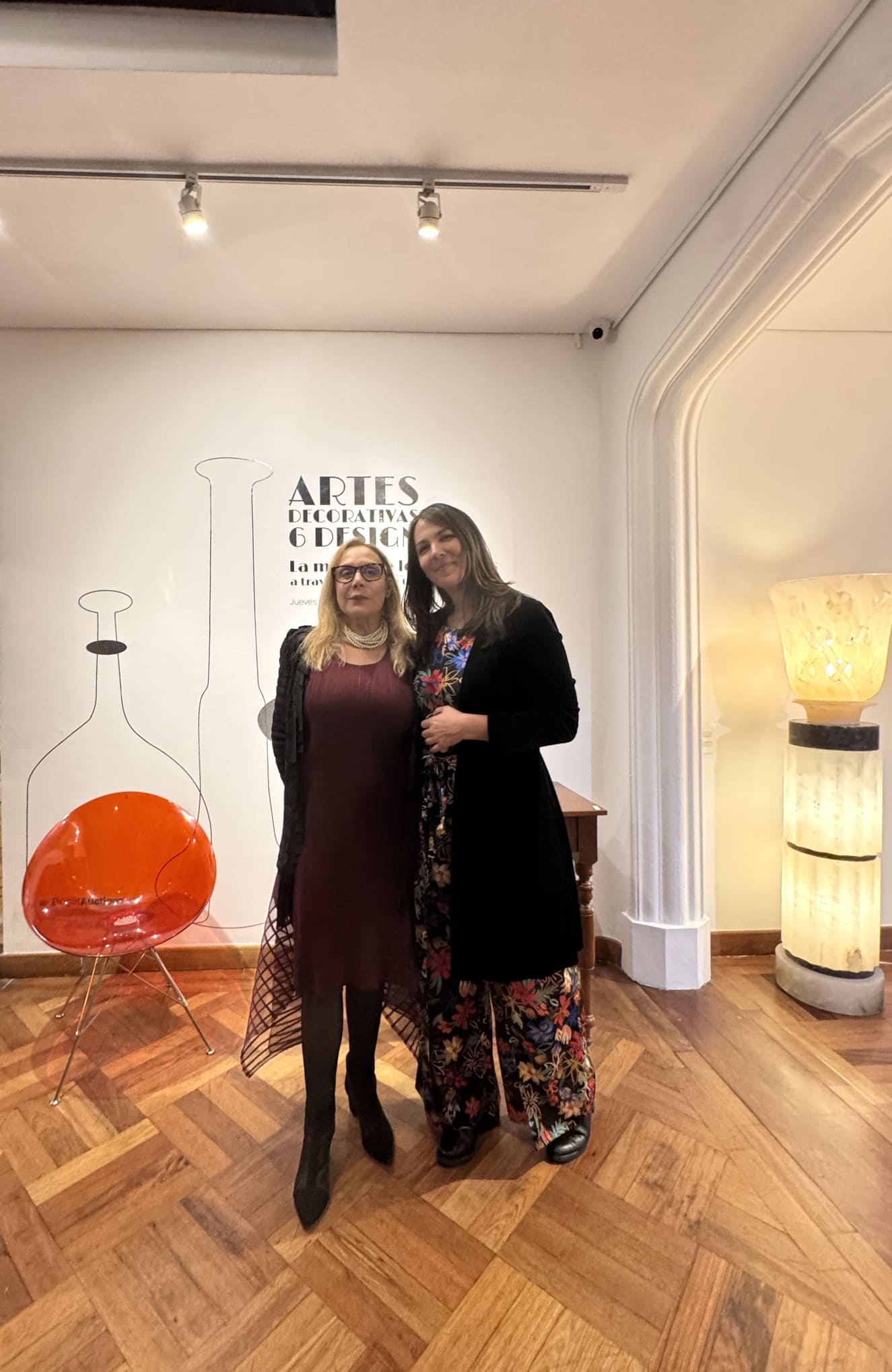 Carla Sigismund, experta en artes decorativas, y Charlotte Pieri, martillo de la subasta y fundadora de Bogotá Auctions. Fotografía: Y. Meyer.