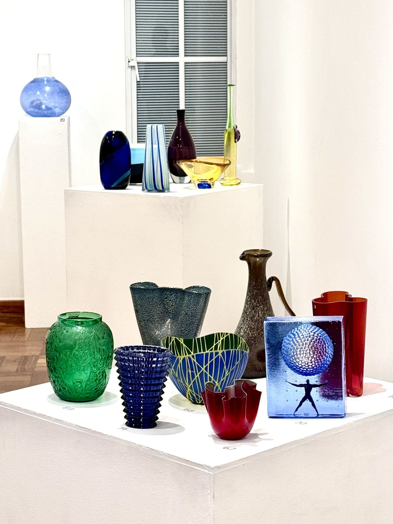 Se destaca la diversidad de piezas icónicas que forman parte de la subasta. Fotografía: Y. Meyer