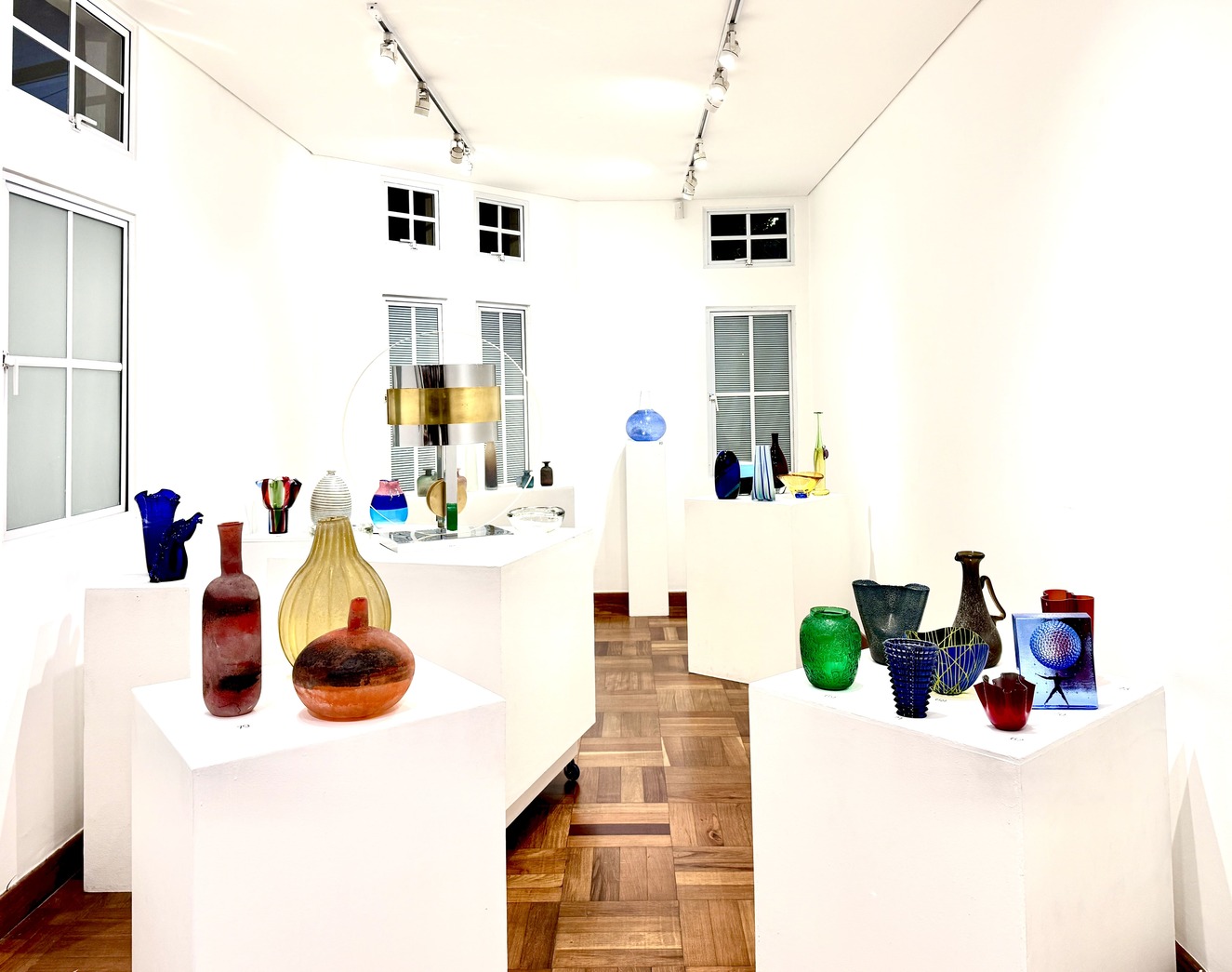 La subasta cuenta con una vasta e importante selección de objetos de vidrio de destacadas firmas como la sueca Kosta Boda, Venini, Barbini, Cenedese, Orrefors, Lalique y Sèvres. Fotografñia: Yvonne Meyer.