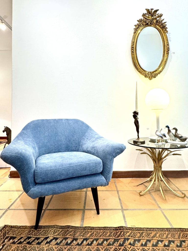 Poltronas vintage retapizadas, mesa Coco Chanel al estilo de Robert Goosens, espejo estilo Louis XV. Fotografía: Y. Meyer.