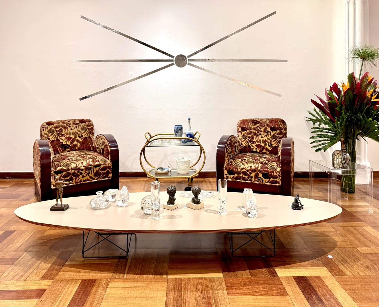 El 5 de marzo se subastarán dos poltronas Art Déco (Ebanista Borda), una mesa elíptica de Charles y Ray Eames, y un carro bar. Fotografía. Y. Meyer