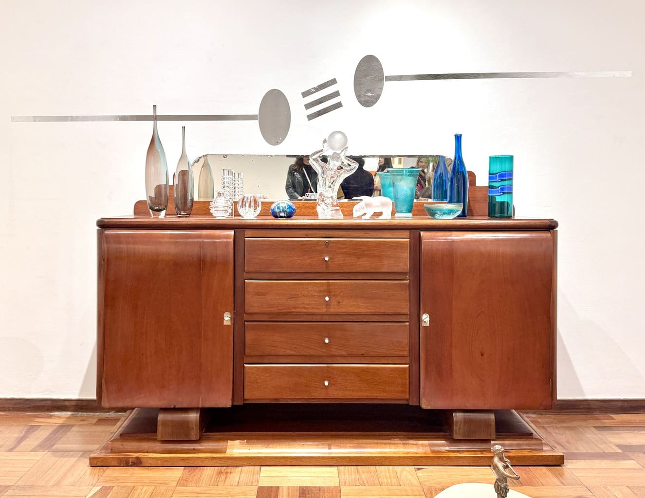 Buffet art déco y piezas de vidrio vintage. Fotografía: Y. Meyer.