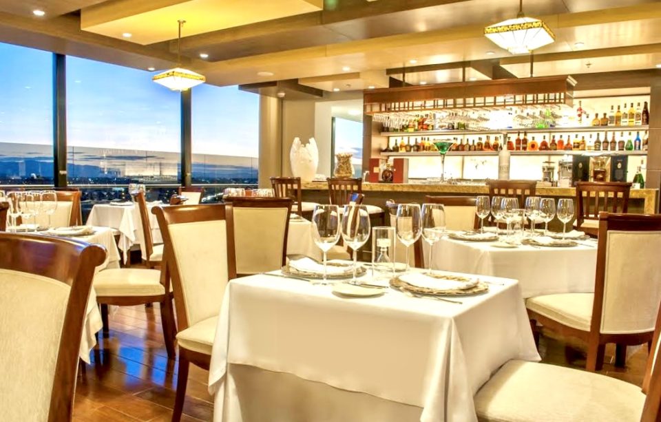 Sus amplios ventanales de 360 grados permiten contemplar los cerros orientales y el paisaje urbano de Bogotá desde una perspectiva privilegiada, convirtiendo cada almuerzo y cada cena en una experiencia visual que cambia con la luz del día y el encanto de la noche. Fotografía: cortesía Galenos.