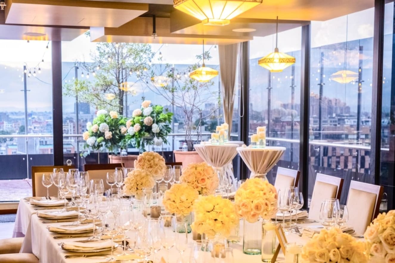 En los diferentes espacios del restaurante se destacan las lámparas estilo Tiffany, inspiradas en el movimiento Art Nouveau, que aportan identidad y elegancia. Los ventanles de piso a techo permiten una espectacular vista panoramica a la ciudad. Fotografía: cortesái Galenos.