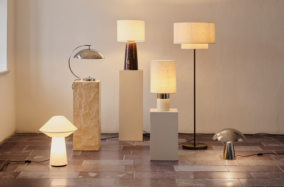 La nueva colección de iluminación AW26 de BoConcept propone varios puntos de luz cálida repartidos en la habitación— en lugar de una única fuente central. Fotografía: cortesía BoConcept.