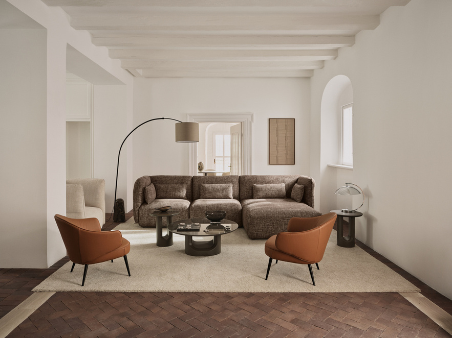 Un sofá de respaldo alto y envolvente, con brazos y respaldos ajustables, que le permiten abrir o cerrar su forma con un solo gesto y pasar de las noches tranquilas a los encuentros más sociales. Fotografía: cortesía BoConcept.
