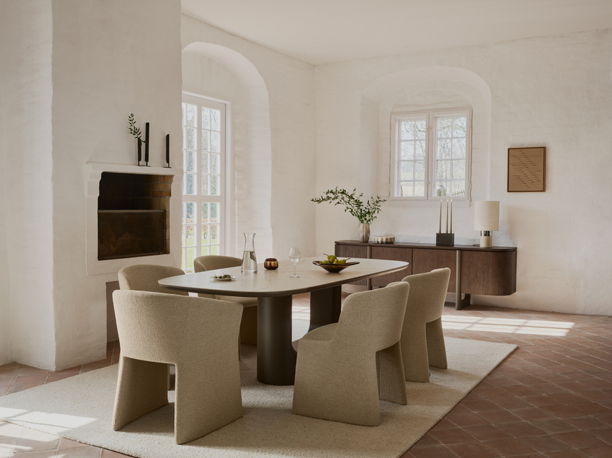 La mesa de comedor Volterra equilibra la forma escultural con detalles refinados. Los bordes redondeados y un perfil imponente crean una expresión arquitectónica suavizada, al mismo tiempo que las amplias superficies de vidrio, cerámica o roble oscuro aportan profundidad, tactilidad y claridad visual. Audaz tanto en tamaño como en presencia. Fotografía: cortesía BoConcept.