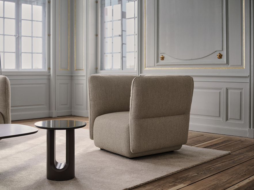 La colección está disponible en formato sillón, sofás de 2.5 y 3 puestos, chaise lounge, módulos de esquina y poufs, siempre tapizados en tela. Fotografía: cortesía BoConcept.